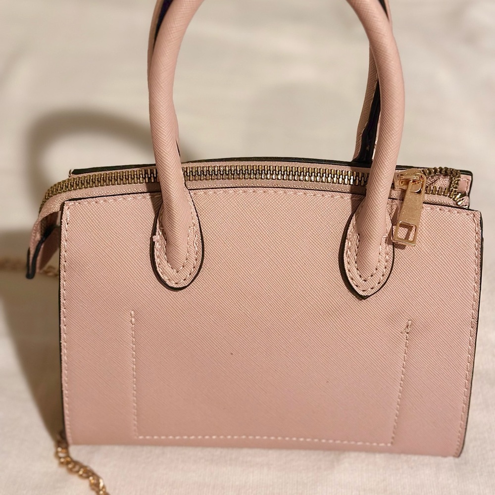 Elegant Pink Handbag with Gold Accents - Picture 2 of 3